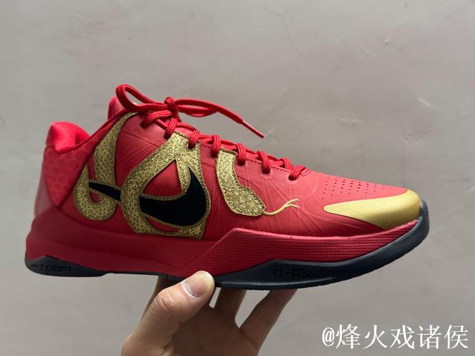 PJ-华盛顿穿着红蛇配色科比5，得到25分13篮板1盖帽