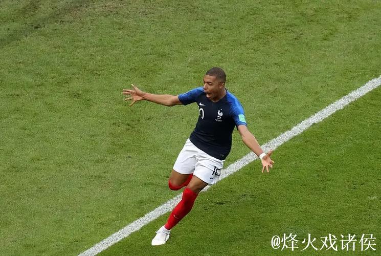 姆巴佩晒手拿全场MVP奖杯和比赛用球照片：团结